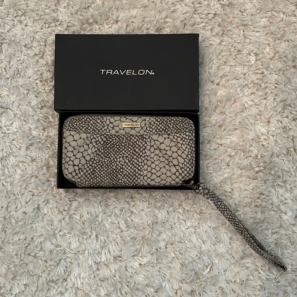 Travelon Wrist Wallet